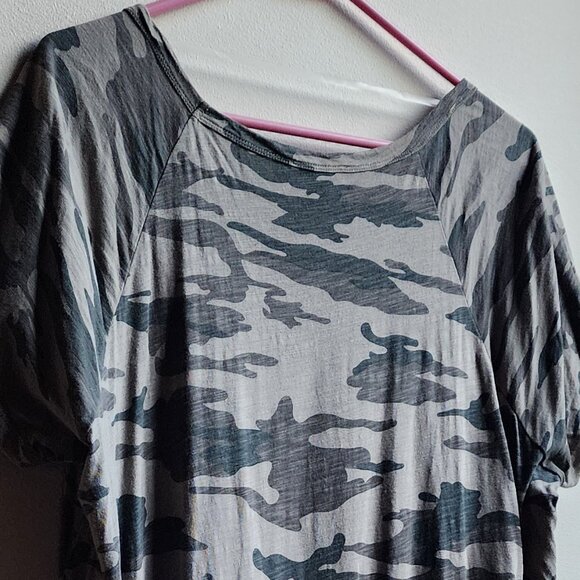 Sanctuary Gray/Green Camo Scoop Neck Tie-Front Jersey Size XL - Picture 12 of 16